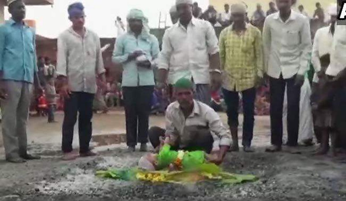 நெருப்பு படுக்கையில் ஒன்றரை வயதுக் குழந்தை: நெஞ்சை பதற வைக்கும் வினோத வேண்டுதல்! (விடியோ இணைப்பு)