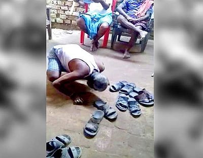 முடி திருத்தும் தொழிலாளியை செருப்பால் அடித்த பஞ்சாயத்து தலைவர்: சமூக ஊடகங்களில் கண்டனம் 