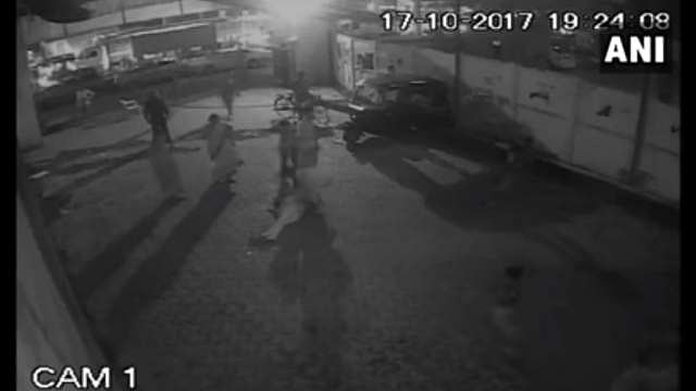 முச்சந்தியில் இளைஞனால் தாக்கப்பட்ட சிறுமி! மனசாட்சியின்றி வேடிக்கை பார்த்த மும்பைவாலாக்கள்! (வீடியோ இணைப்பு)