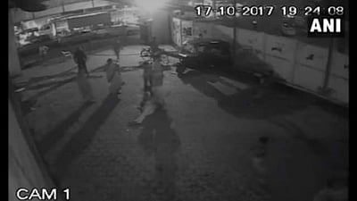 முச்சந்தியில் இளைஞனால் தாக்கப்பட்ட சிறுமி! மனசாட்சியின்றி வேடிக்கை பார்த்த மும்பைவாலாக்கள்! (வீடியோ இணைப்பு)