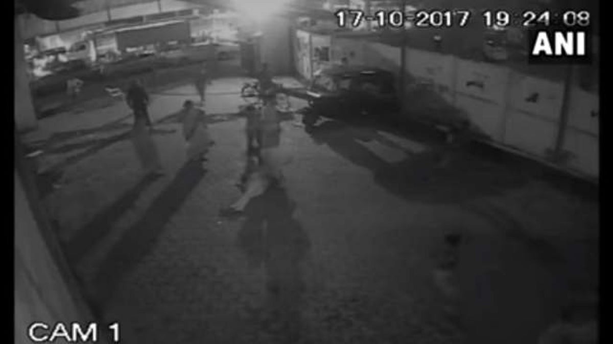 முச்சந்தியில் இளைஞனால் தாக்கப்பட்ட சிறுமி! மனசாட்சியின்றி வேடிக்கை பார்த்த மும்பைவாலாக்கள்! (வீடியோ இணைப்பு)