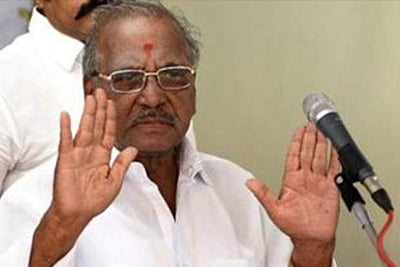 அதிமுகவில் விஸ்வரூபமெடுக்கும் இரண்டு முக்கிய தலைவர்கள் மோதல்! 