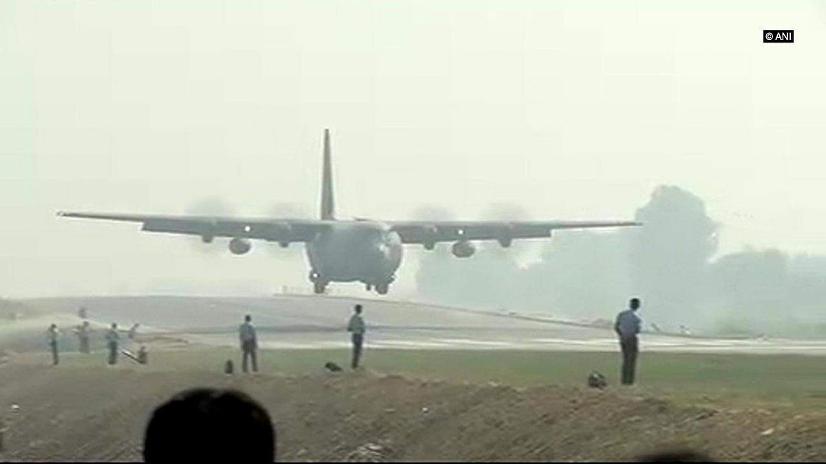 சாலையில் இறங்கிய போர் விமானங்கள்: வியக்க வைத்த இந்திய விமானப்படை சாகசம்!