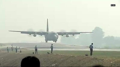 சாலையில் இறங்கிய போர் விமானங்கள்: வியக்க வைத்த இந்திய விமானப்படை சாகசம்!