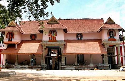 ஆறு மாதத்திற்கு ஒருமுறை நிறம் மாறும் கருவறை மண்!