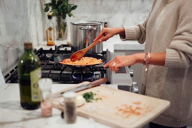 சமையல் வேலையை எளிதாக்க புதிய திட்டம் வருகிறது: ரூம் போட்டு யோசிப்பாங்களோ?