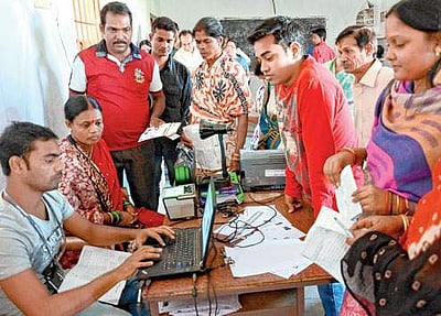 ஒரு கிராமத்தில் உள்ள 800 பேருக்கும் ஒரே பிறந்த நாள்: ஆதார் குழப்பங்கள்! 