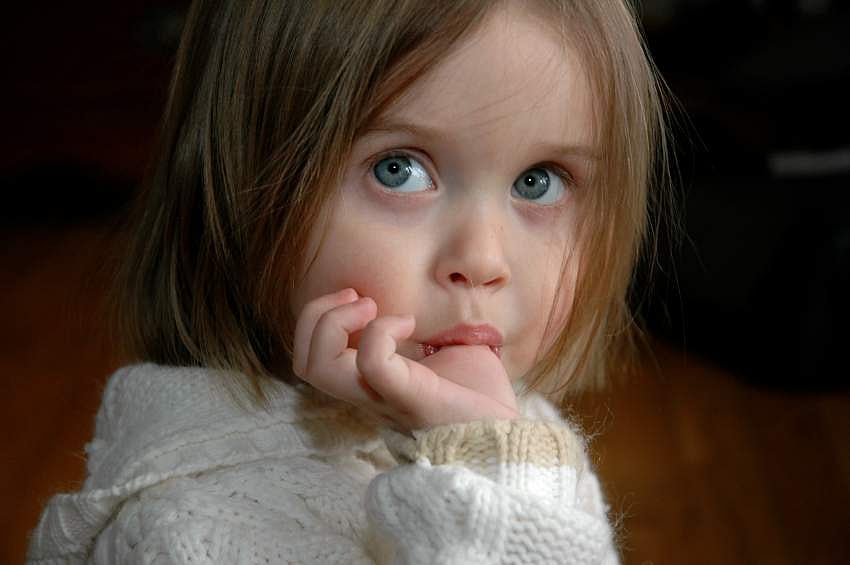 குழந்தைகள் விரல் சூப்புவது ஏன்? மாற்றமுடியுமா?