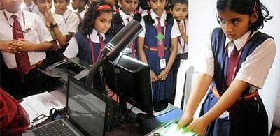 மாணவர்களின் ஆதார் விபரங்களைத் தரத் தயங்கும் மஹாராஷ்டிரா பள்ளிகள்: என்ன காரணம் தெரியுமா? 