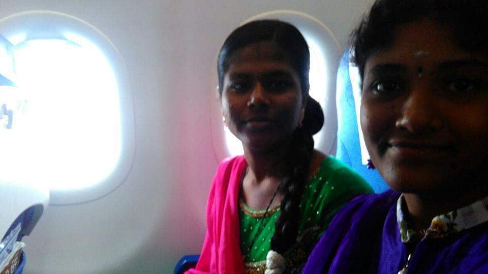 பரீட்சையில் சென்டம் வாங்கினால் ‘சென்னை டு கோவை’ விமான டிக்கெட் பரிசு! அறிவித்த டீச்சரும் அசத்திய மாணவிகளும்!