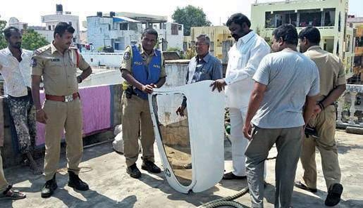 வீட்டுக் கூரை மேல் விழுந்த விமான ஜன்னல்: அதிர்ந்து ஓடிய குடும்பம்!