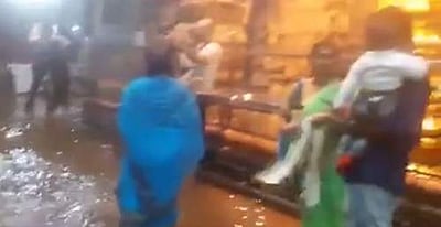 மதுரையில் கனமழை காரணமாக மீனாட்சி அம்மன் கோயிலுக்குள் புகுந்த வெள்ளம்! (வீடியோ இணைப்பு)