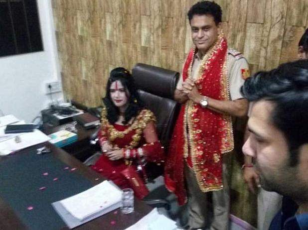 அதிகாரி நாற்காலியில் பெண் சாமியார்; அருகில் கைகட்டி நின்ற போலீஸ் அதிகாரி: சர்ச்சையைக் கிளப்பிய புகைப்படம்!