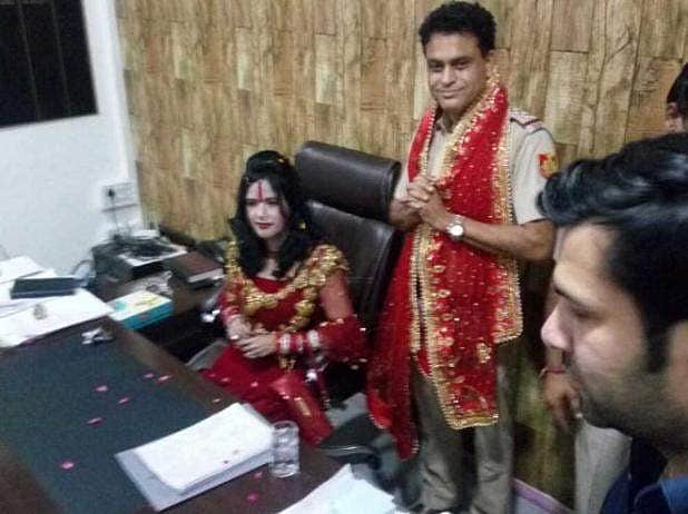 அதிகாரி நாற்காலியில் பெண் சாமியார்; அருகில் கைகட்டி நின்ற போலீஸ் அதிகாரி: சர்ச்சையைக் கிளப்பிய  புகைப்படம்!    