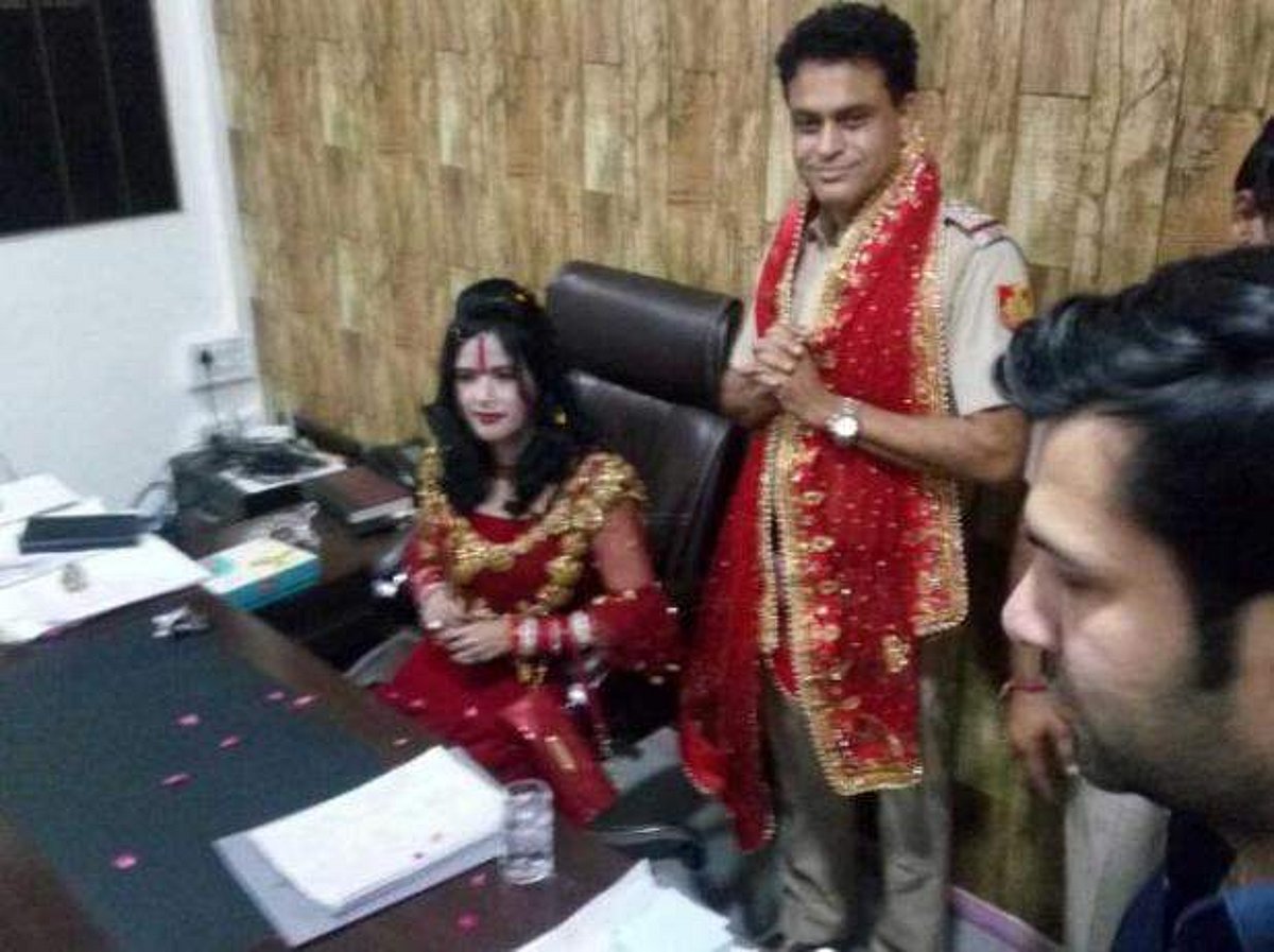 அதிகாரி நாற்காலியில் பெண் சாமியார்; அருகில் கைகட்டி நின்ற போலீஸ் அதிகாரி: சர்ச்சையைக் கிளப்பிய புகைப்படம்!