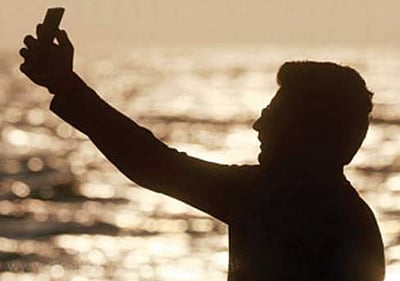 முதல் தலைமுறை வாக்காளர்களே, உங்களால் வாக்குச்சாவடி முன்பு செல்ஃபி எடுக்க முடியாது!