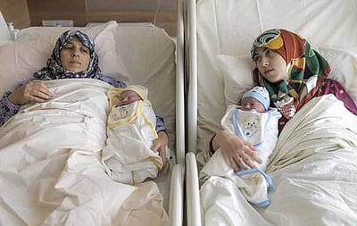 ஒரே நேரத்தில் தாயும் அவரது மகளும் பிள்ளை பெற்றெடுத்த உலக அதிசயம்!