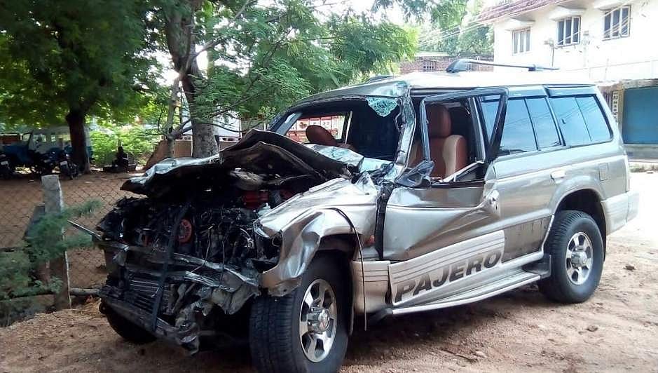 விராலிமலை அருகே விபத்து நேரிட்ட காருக்குள் மரகதலிங்க சிலை: போலீஸார் கைப்பற்றி விசாரணை