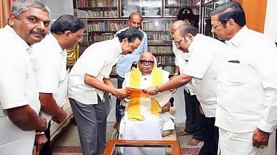 கட்சி அமைப்புத் தேர்தலுக்கு கையெழுத்திட்டார் கருணாநிதி!