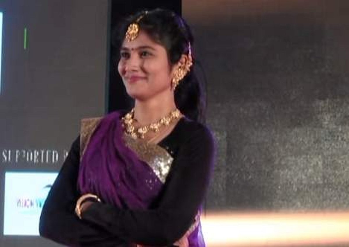 கல்லூரி நிகழ்ச்சியில் ஜூலியைப் பேசவிடாமல் செய்த ஓவியா ரசிகர்கள்! (வீடியோ)