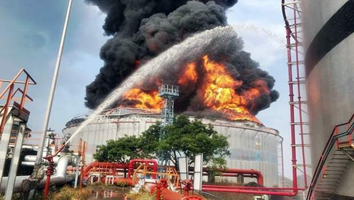 மும்பை எண்ணெய் கிணறு தீ விபத்து: தீயை அணைக்க 36 மணிநேரத்துக்கும் மேல் போராட்டம்