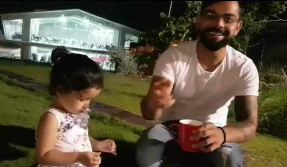 மியாவ்.. மியாவ்...: தோனி குழந்தையுடன் விளையாடி மகிழ்ந்த விராட் கோலி! (வீடியோ)