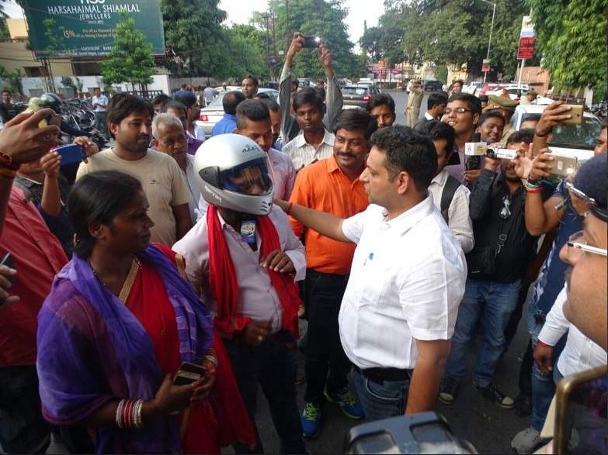 ஹெல்மெட் அணியாதவர்களுக்கு லக்னெள போலீஸார் அளித்த வித்யாசமான விழிப்புணர்வுப் பரிசு!