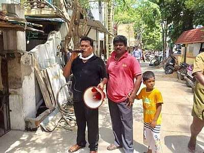 டெங்கு விழிப்புணர்வுப் பிரசாரம் மேற்கொள்ளும் நடிகர் மயில்சாமி! மக்களுக்கு நிலவேம்பு குடிநீர் வழங்கினார்!