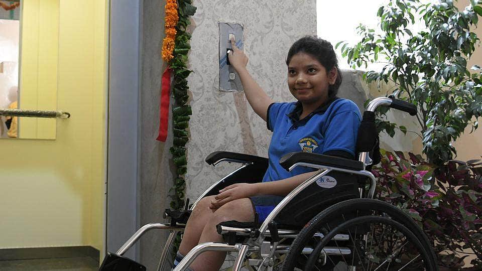 மாற்றுத்திறனாளி மாணவிக்காக ரூ 14 லட்சம் செலவில் லிஃப்ட் வசதி அமைத்துத் தந்த பள்ளி!