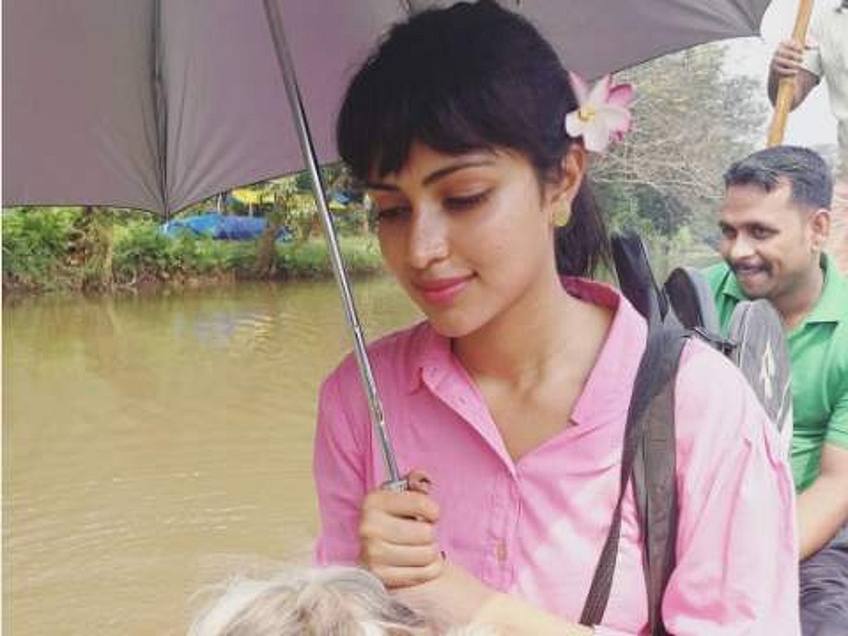 படகுச் சவாரி செய்து கார் சர்ச்சையைக் கிண்டல் அடித்துள்ள நடிகை அமலா பால்!