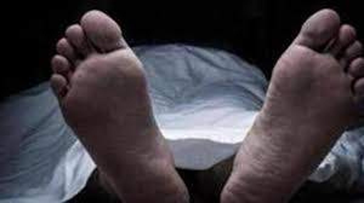 இறந்து போன தாயின் உடலுடன் நான்கு நாட்கள் தனியாக இருந்த வாலிபர்!