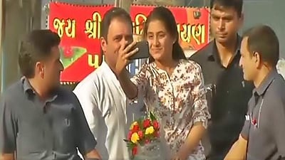 பிரசார வாகனத்தில் பாய்ந்து ராகுலுடன் செல்ஃபி எடுத்த சிறுமி - விடியோ