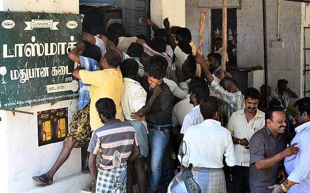 மதுபான பாட்டிலில் பூச்சிகள்: இழப்பீடு அளிக்க டாஸ்மாக், மதுபான நிறுவனத்துக்கு உத்தரவு