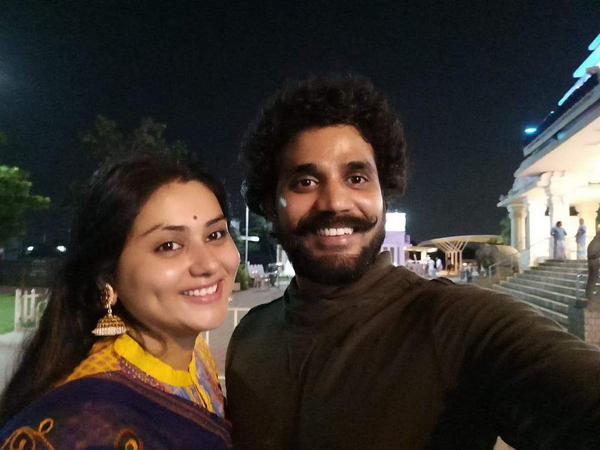 நடிகர் வீராவுடன் காதல் மலர்ந்தது எப்படி?: நடிகை நமீதா விளக்கம்! (படங்கள்)