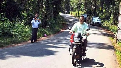 தலைக்கவசம் அணியாத கர்நாடக அமைச்சருக்கு அபராதம்!