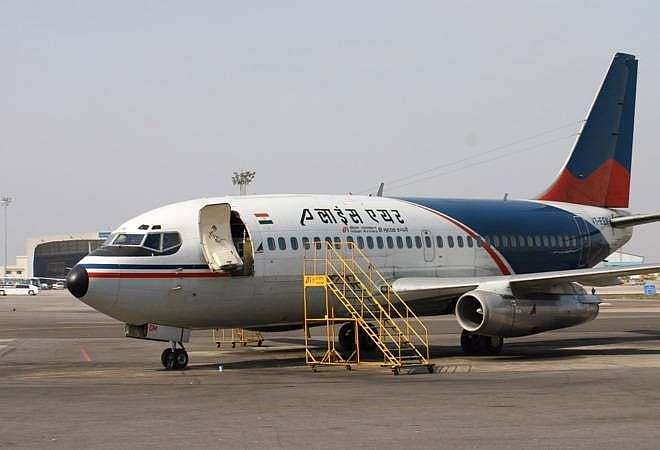 வேலை நேரம் முடிந்து விட்டதால் பயணிகளைப் பாதியில் இறக்கி விட்டு கம்பி நீட்டிய விமானி!