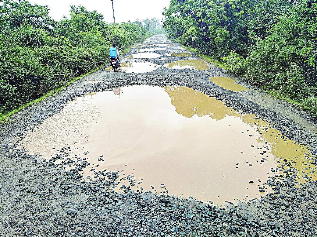 குட்டைகளாக மாறிய ஊரப்பாக்கம் சாலை: மீன் பிடிக்கத் தயாராகும் கிராம மக்கள்