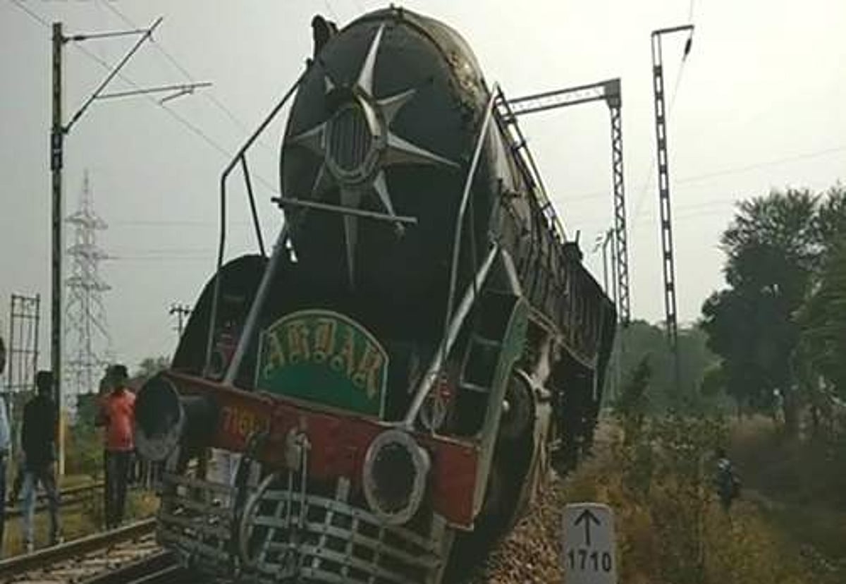 65 ஆண்டுகள் பழமையான அக்பர் நீராவி ரயில் தடம்புரண்டது