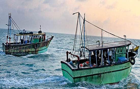 இலங்கை கடற்படையினர் அட்டூழியம்: எல்லை தாண்டி மீன்பிடித்ததாக 4 தமிழக மீனவர்கள் கைது 