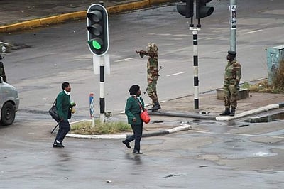 ஜிம்பாப்வேயில் ஆட்சியைக் கைப்பற்றிய ராணுவம்: அதிபர் முகாபே நலமுடன் இருப்பதாக தகவல்! 