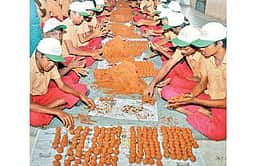 விதைப்பந்து தயாா் செய்த மாணவா்கள்