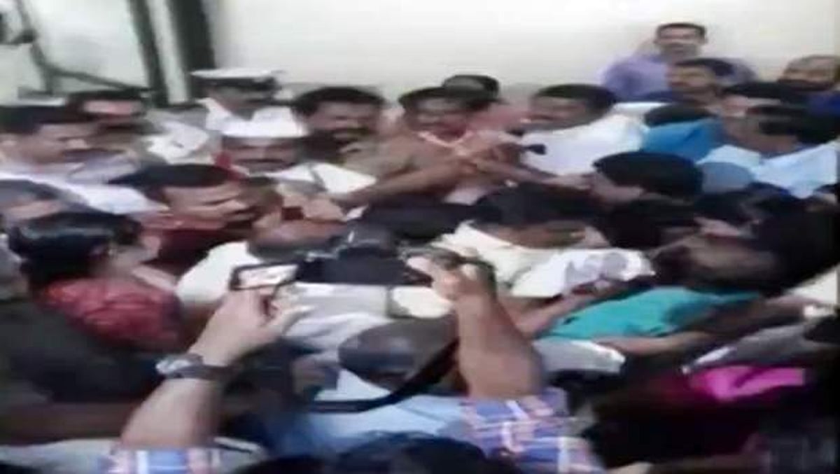 கம்யூனிஸ்ட், பாஜக இடையே மாநகராட்சி அலுவலகத்தில் கைகலப்பு: மேயர் காயம்