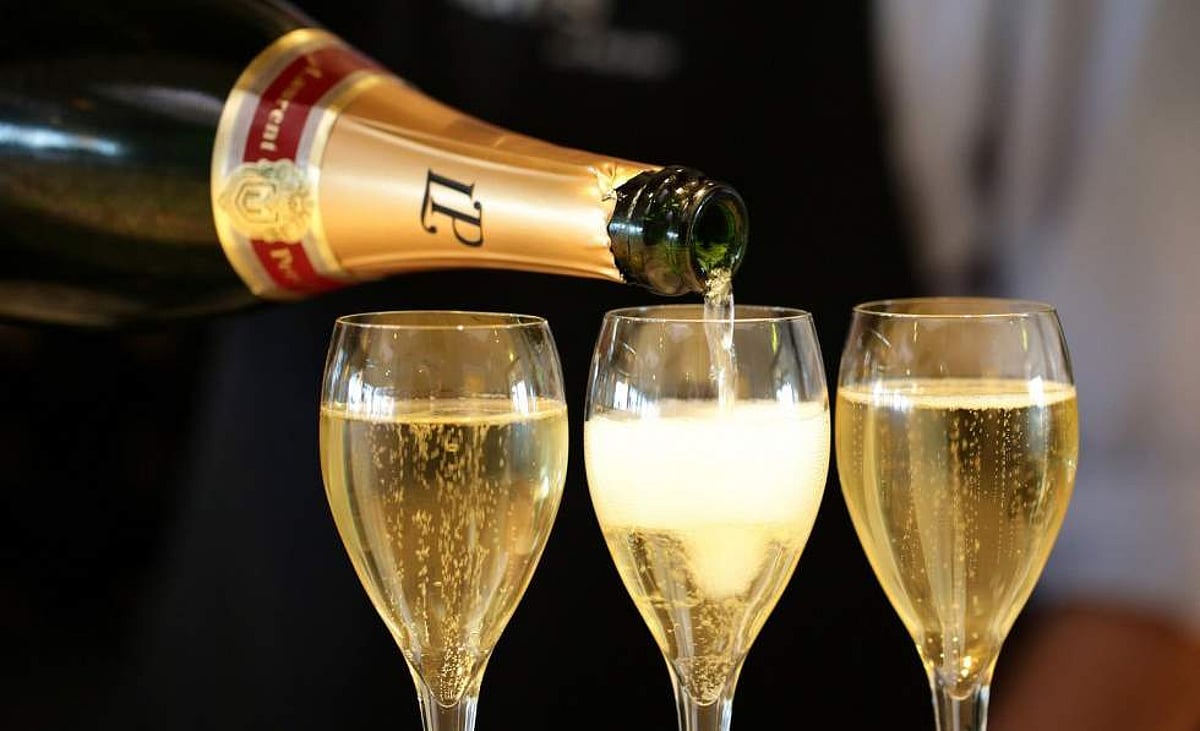 நெருப்பு வளையத்துக்குள் கற்பூரம்... மதுவிலக்கு சாத்தியமா?