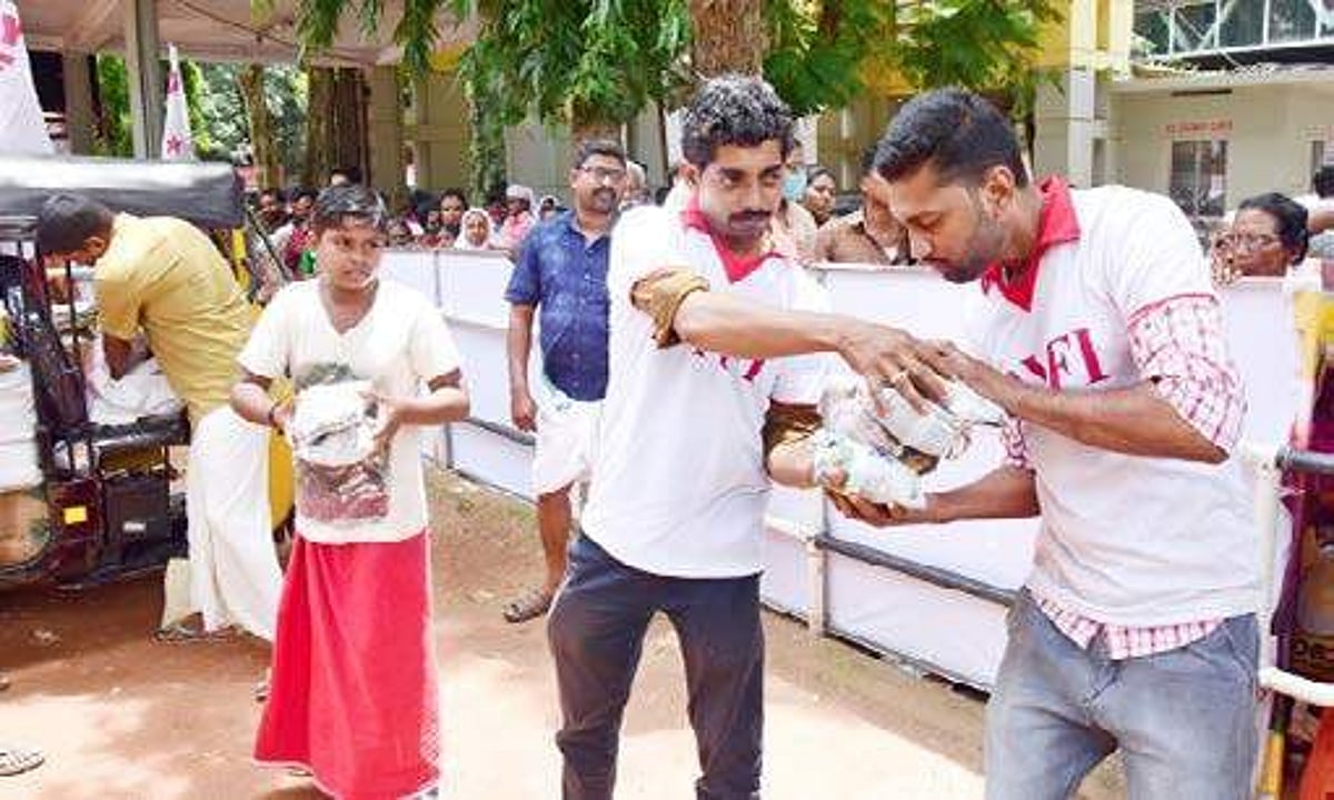 மானுடம் வென்றது! கேரள இளைஞர்களின் இதயபூர்வமான சேவை!