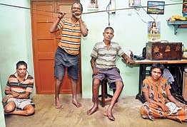 மழையால் நமது இயல்பு வாழ்க்கை முடங்கினால்.. இவர்களது போராட்ட வாழ்க்கை என்னவாகும்?