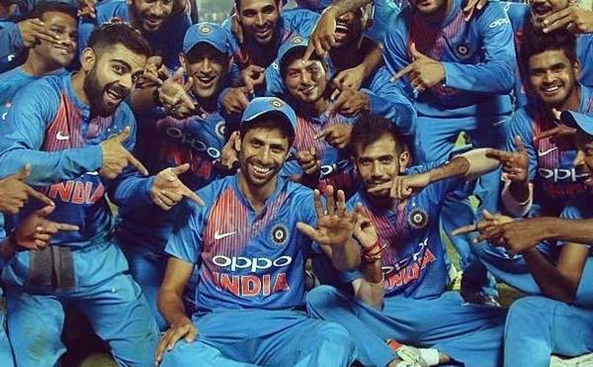 விடைபெற்றார் ஆஷிஷ் நெஹ்ரா! குறைவாக ரன்கள் கொடுத்து அசத்தல்!