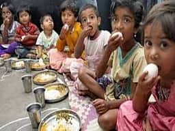 அரசுப் பள்ளி மாணவா்களுக்கு சத்துணவில் முட்டை எண்ணிக்கை குறைப்பு: பெற்றோா் எதிா்ப்பு