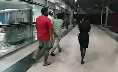 குடிபோதையில் பாலியல் சீண்டலில் ஈடுபட்ட மாணவர்கள்: விமான பணிப்பெண் அளித்த தண்டனை என்ன தெரியுமா? (விடியோ இணைப்பு)  