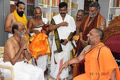 மந்திராலயம் சென்றார் ரஜினி! (படங்கள்)