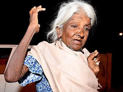 பிச்சையெடுத்துச் சேமித்த பணத்தில் 21/2 லட்சம் ரூபாயை கோயிலுக்குக் காணிக்கையாக அளித்த 80 வயதுப் பாட்டி!